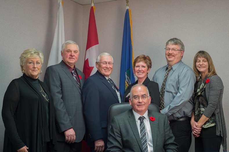 From left to right: Marlene Anctil, Dave Filipuzzi, Bill Kovach, Shar Cartwright, Dean Ward, Doreen Glavin and Blair Painter in the centre